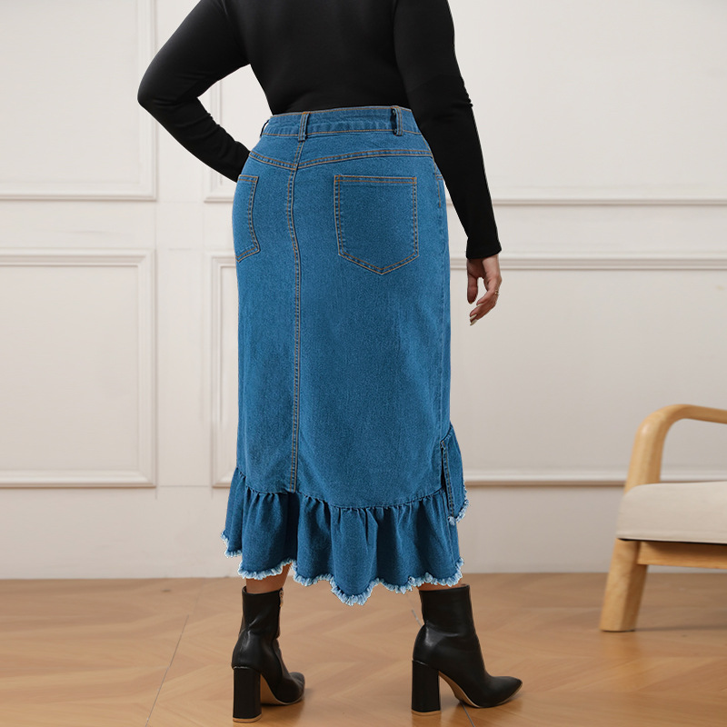 Dameskleding in grote maten: Lange, getailleerde denim rok met kwastjes en lange mouwen, geschikt voor formele en casual gelegenheden._voghion.com