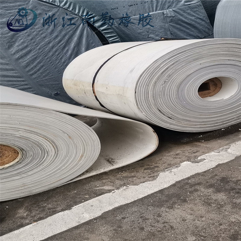 专业生产 耐酸碱尼龙橡胶输送带 白色花纹输送带 防滑人字环形带