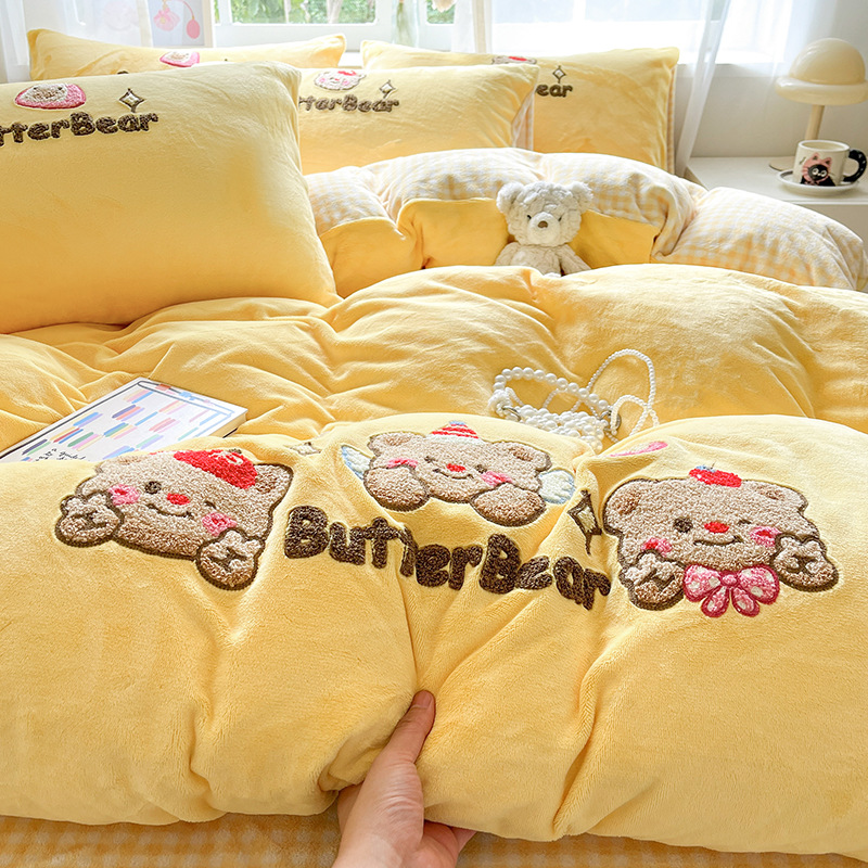 Cama de toalla lindo bordada de seda de leche con cuatro piezas, ropa de cama de seda de invierno, sábanas de coral con tres piezas