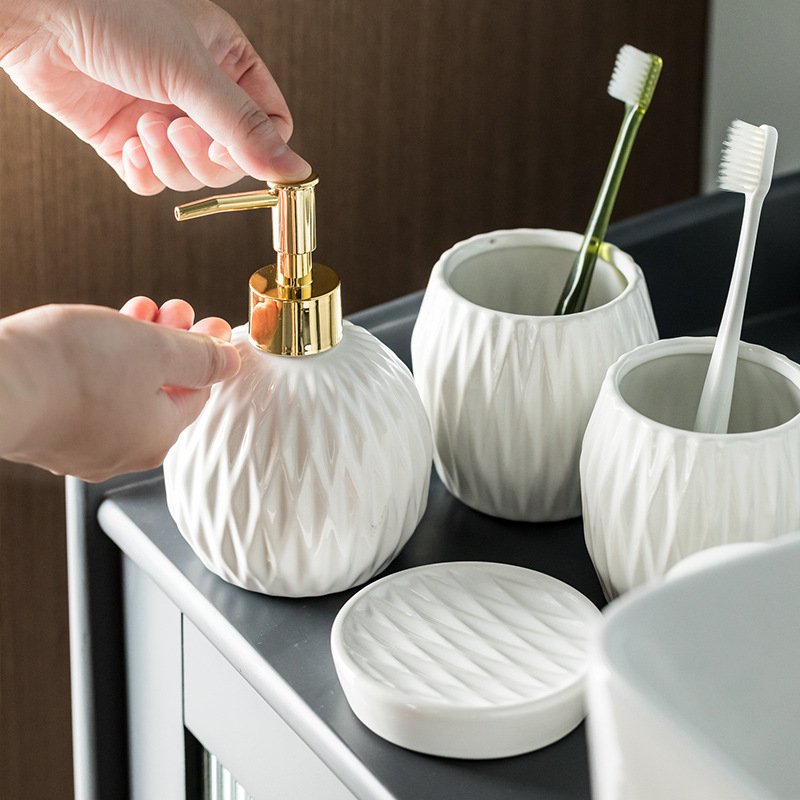 Luz americana de lujo de cerámica baño lavado de cuatro piezas de baño suministros muestra sala de cerámica decoración traje de baño transfronterizo