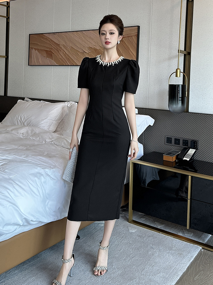 Đầm nữ kiểu Pháp cổ tròn đính ngọc trai thắt eo dài quá gối màu đen phong cách Hepburn — Màu đen