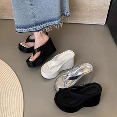 夏の小柄が高くなって、超ハイヒールが見えます。