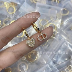 Dijia D ファミリーのレターカップル CD ラブ非対称イヤリング女性用フルダイヤモンドハート型イヤリング女性用工場卸売