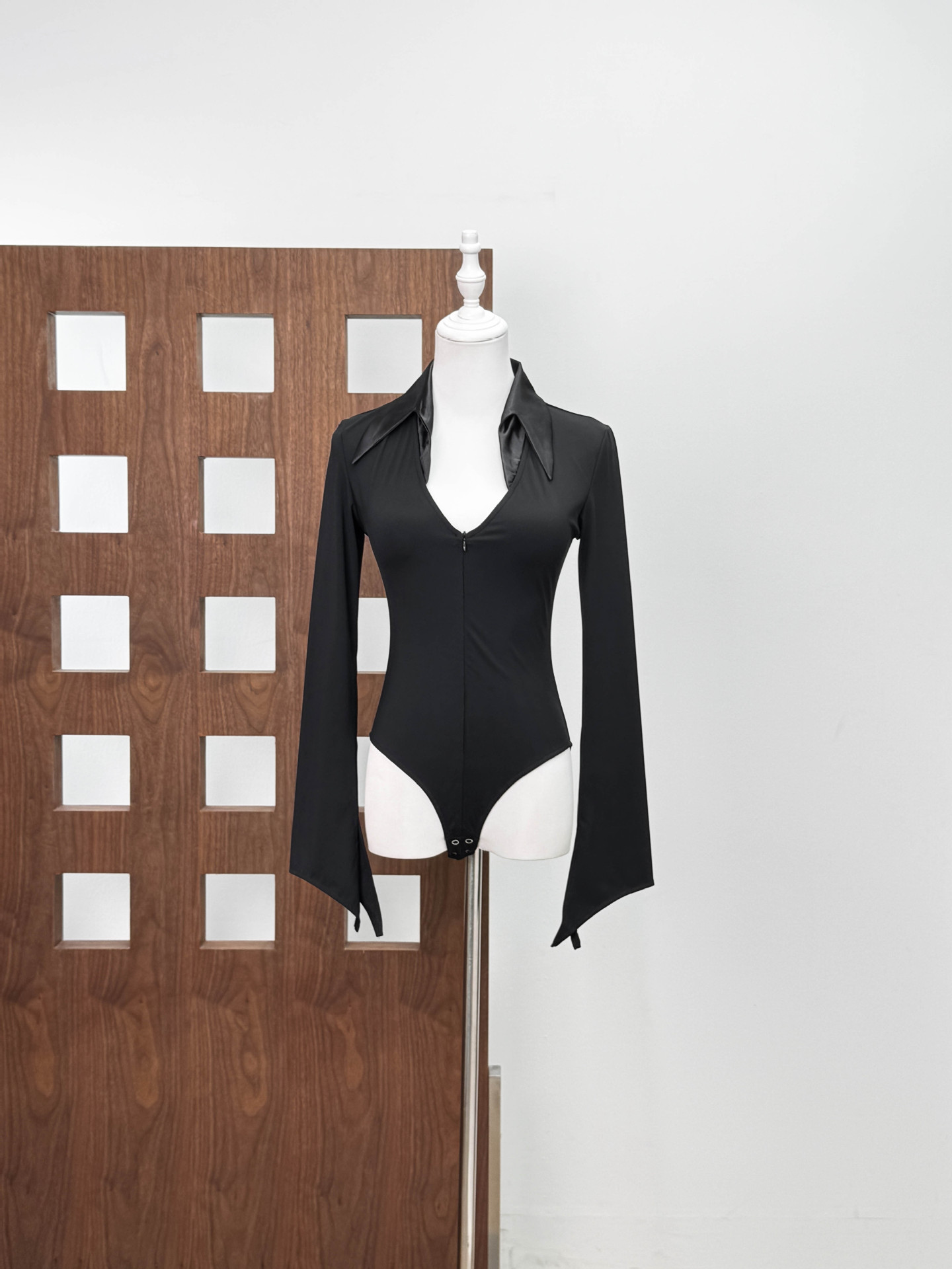 2025 otoño y invierno puro deseo de chica caliente cuello en V vacío blusa de manga larga negro sexy delgada