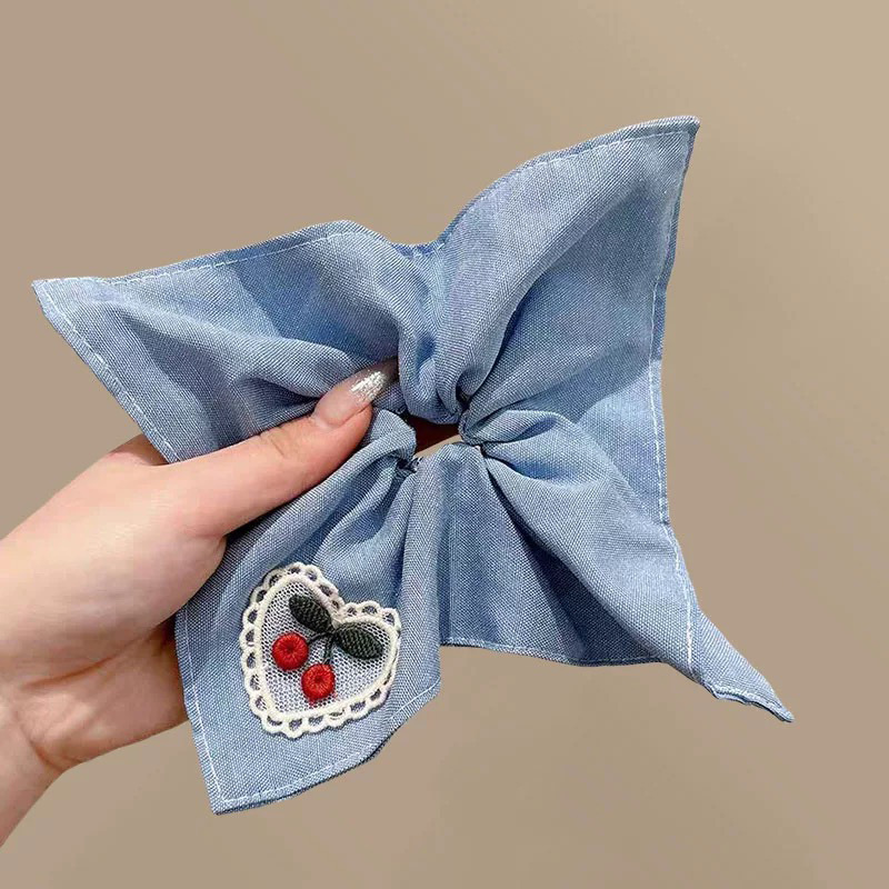 Квадратный шарф 485 с вишневым узором