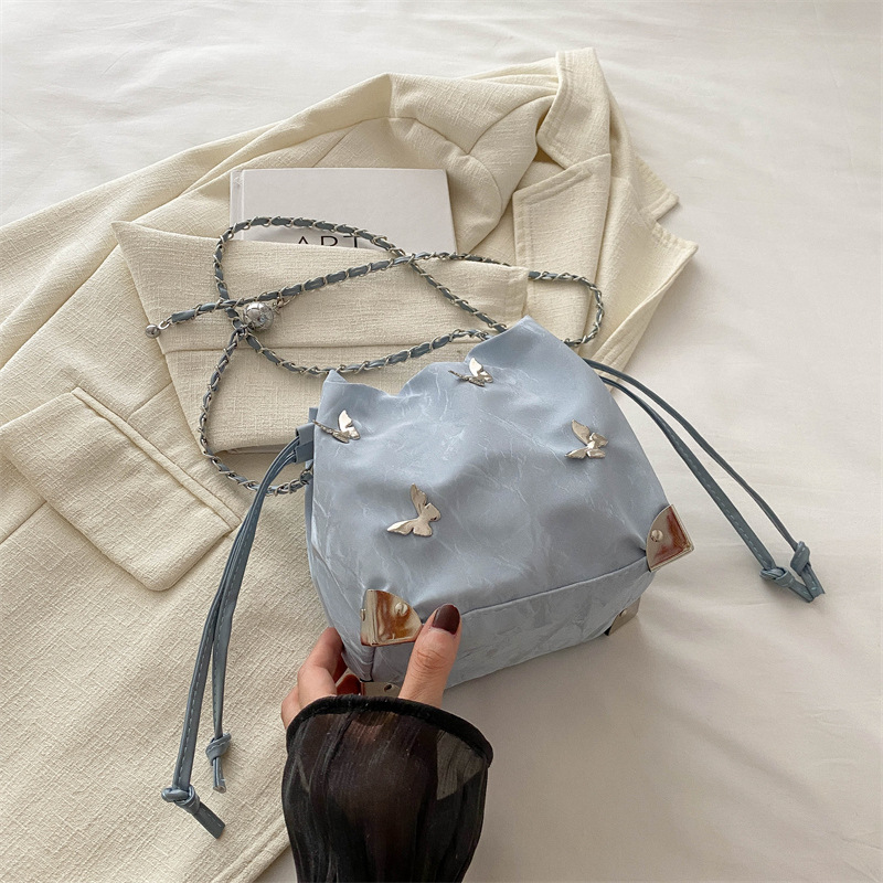 Alta textura mariposa decoración de hombro mochila 2024 verano nuevo nicho de diseño de cadena con bolsas de cubo