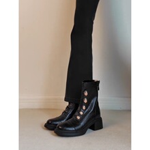 牛皮版~小众徽章金属扣粗跟真皮靴子弹力瘦瘦靴女马丁靴高跟短靴