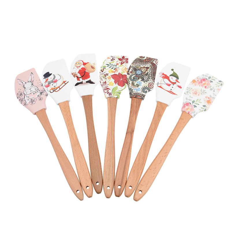 Fábrica de Yangjiang al por mayor raspador de crema de silicona mango de madera de haya raspador innovador simple pastel postre raspador de crema