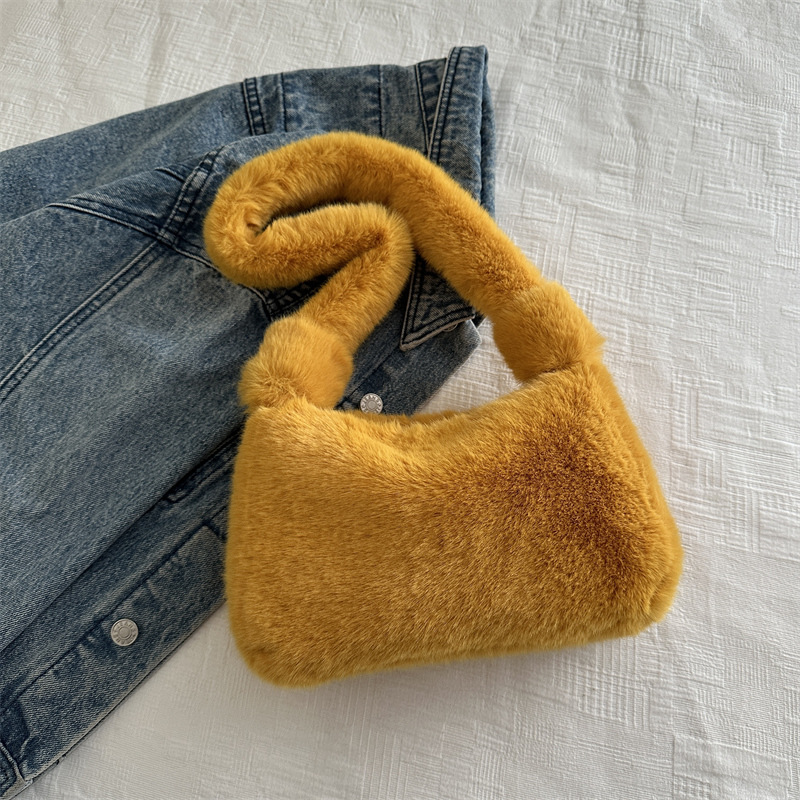 2024 invierno nuevo estilo bolso de axila temperamento bolso de mujer de alto valor felpa estilo occidental bolso de hombro diseño de nicho femenino