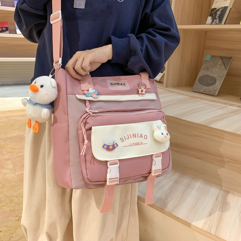 かばんの女性は背もたれを背負っています。|undefined