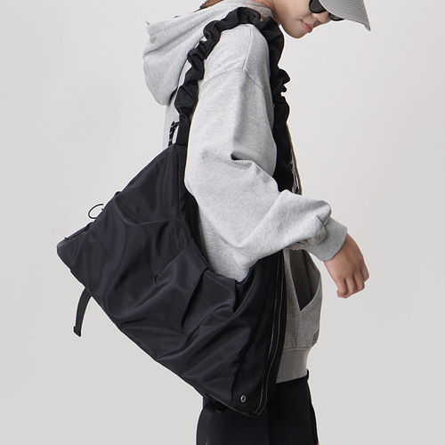 Large-capacity casual crossbody bag for women  new pleated bag college student commuter drawstring neutral class shoulder bag