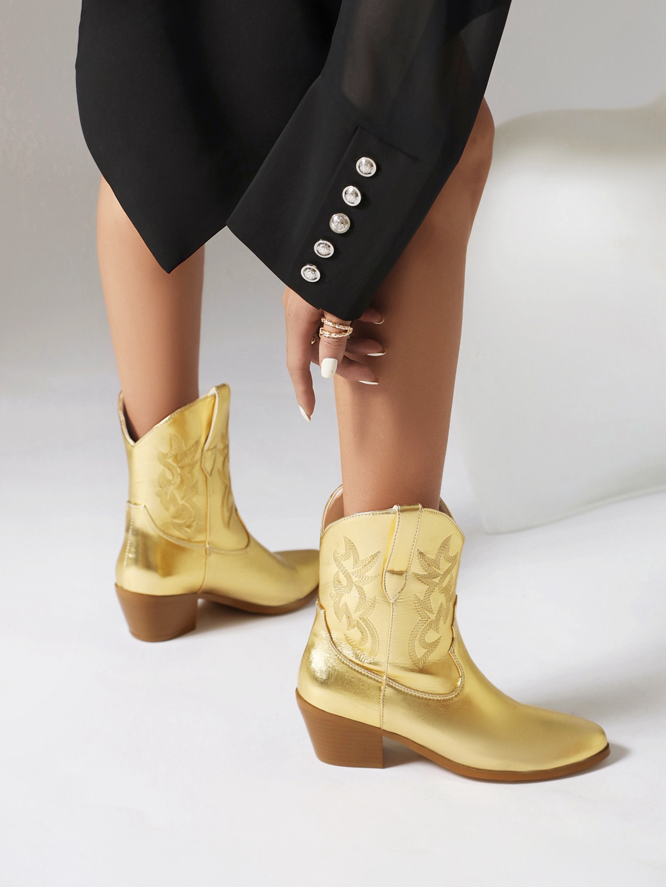 Plus-size women's ankle boots Fashion embroidered round toe western cowboy boots_voghion.com