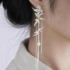 新しい中国風のステップカバースタッドピアス、ニッチなデザイン、ハイエンドのレトロなエスニックスタイルのタッセル、クールな国民的トレンドのイヤリング