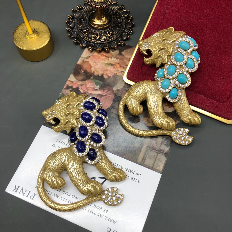 Retro Reflow Old Gold Brooch Red Green Glaze Turquoise Lapis Lazuli Gem Diamond Inlaid Lion Pin Middle Ancient