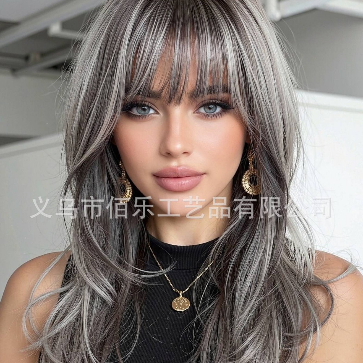 Peluca de venta caliente transfronteriza, color gris, flequillo, cabello rizado natural, casco completo, fibra química, hair femenino, lugar europeo y americano image 6