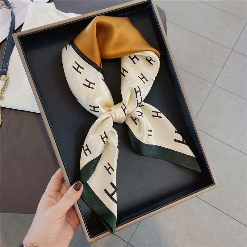 新商品の70の小さい方のスカーフの女性の夏の百合のマフラーの気質の方のタオルの高級感の首の春と秋の薄いタイプの日焼け止め