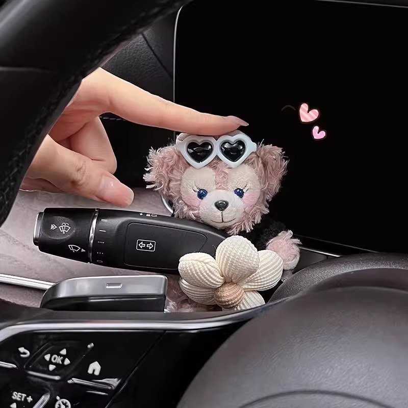 2025 nuevo modelo de automóvil de marchas de mano de Sherry Mei decoración de automóviles luces de dirección limpiaparabrisas muñecas muñecas adornos interiores