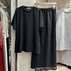 半袖の夏のファッションの上着は穴が開いています。ゆったりしています。