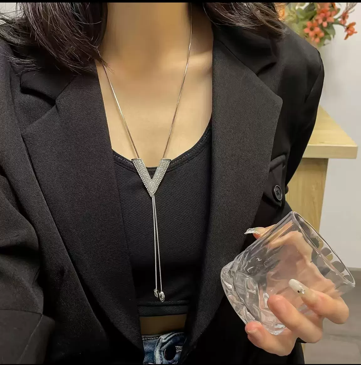 厂家直销设计感百搭毛衣链女2023秋冬款合金V型格纹毛衣链