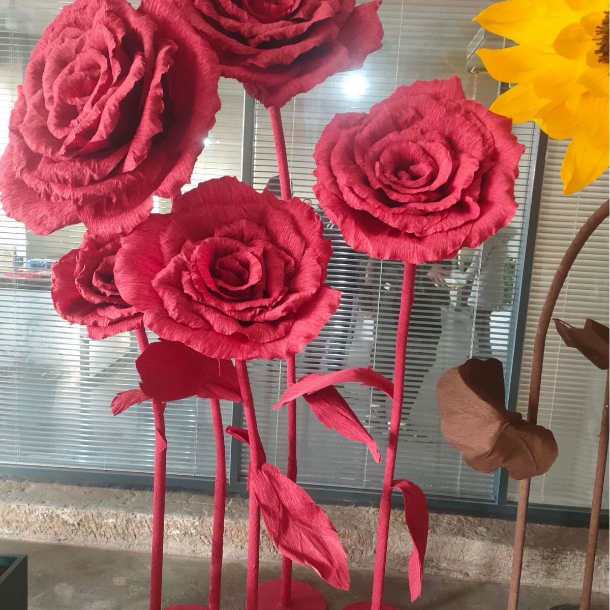 Бумажное цветочное украшение, свадебное стерео украшение для окна, салон красоты, популярный фон, праздничный макет, свадебный искусственный готовый цветок