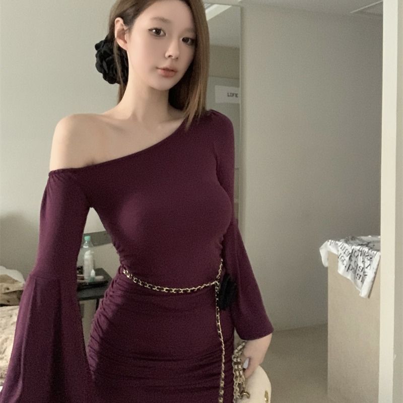 純欲辣妹斜肩喇叭袖氣質修身連衣裙2025秋季新款法式心機顯瘦女裝