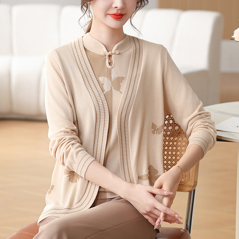 中年のお母さんの春の服のニットの服の2つのセットの新型の中国風のファッションは年齢を減らします中高年の婦人服の秋のコートを減らします。|undefined