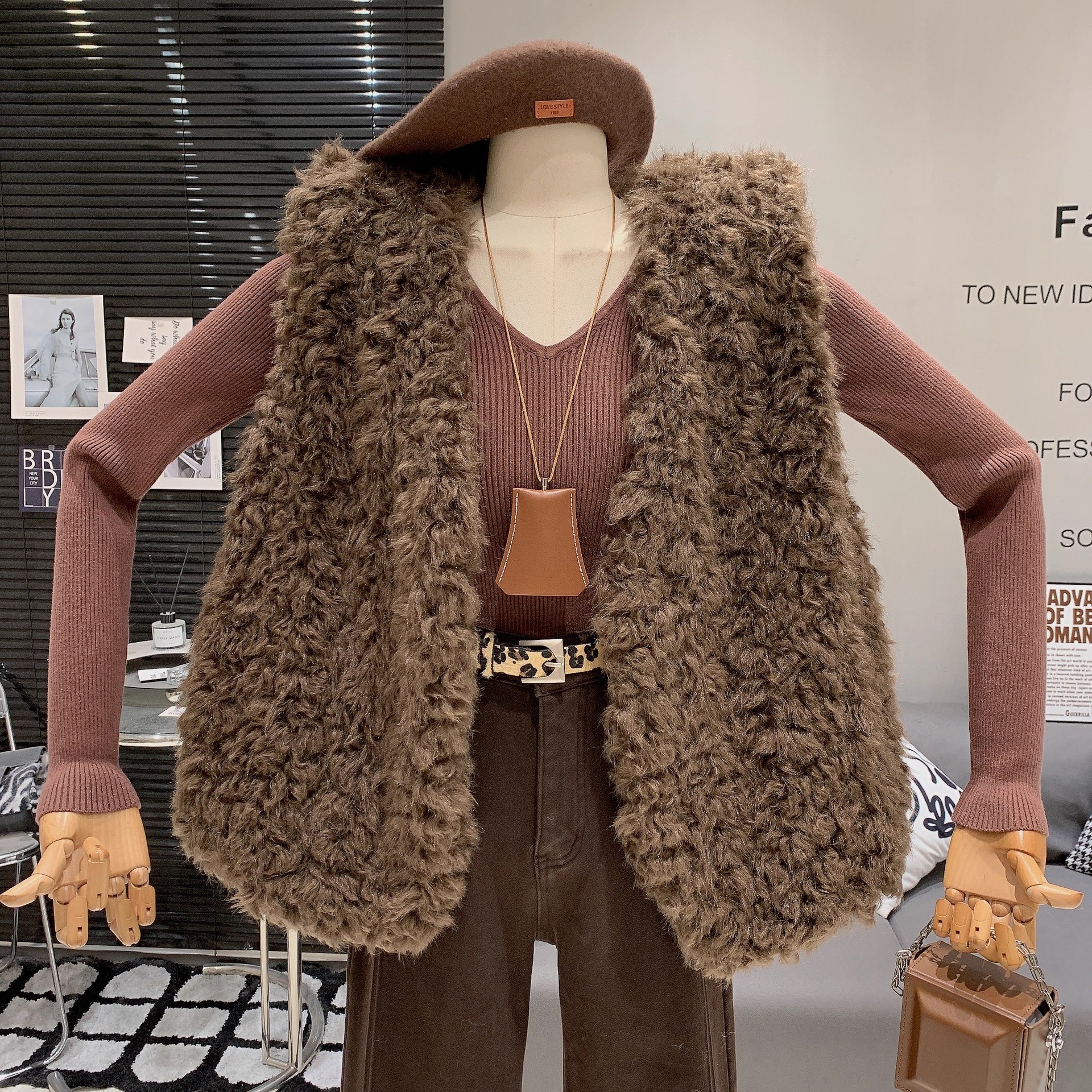 Korean-Style Light Luxury Fashion Trendy V-Neck Design Niche Versatile Sleeveless Vest for Women