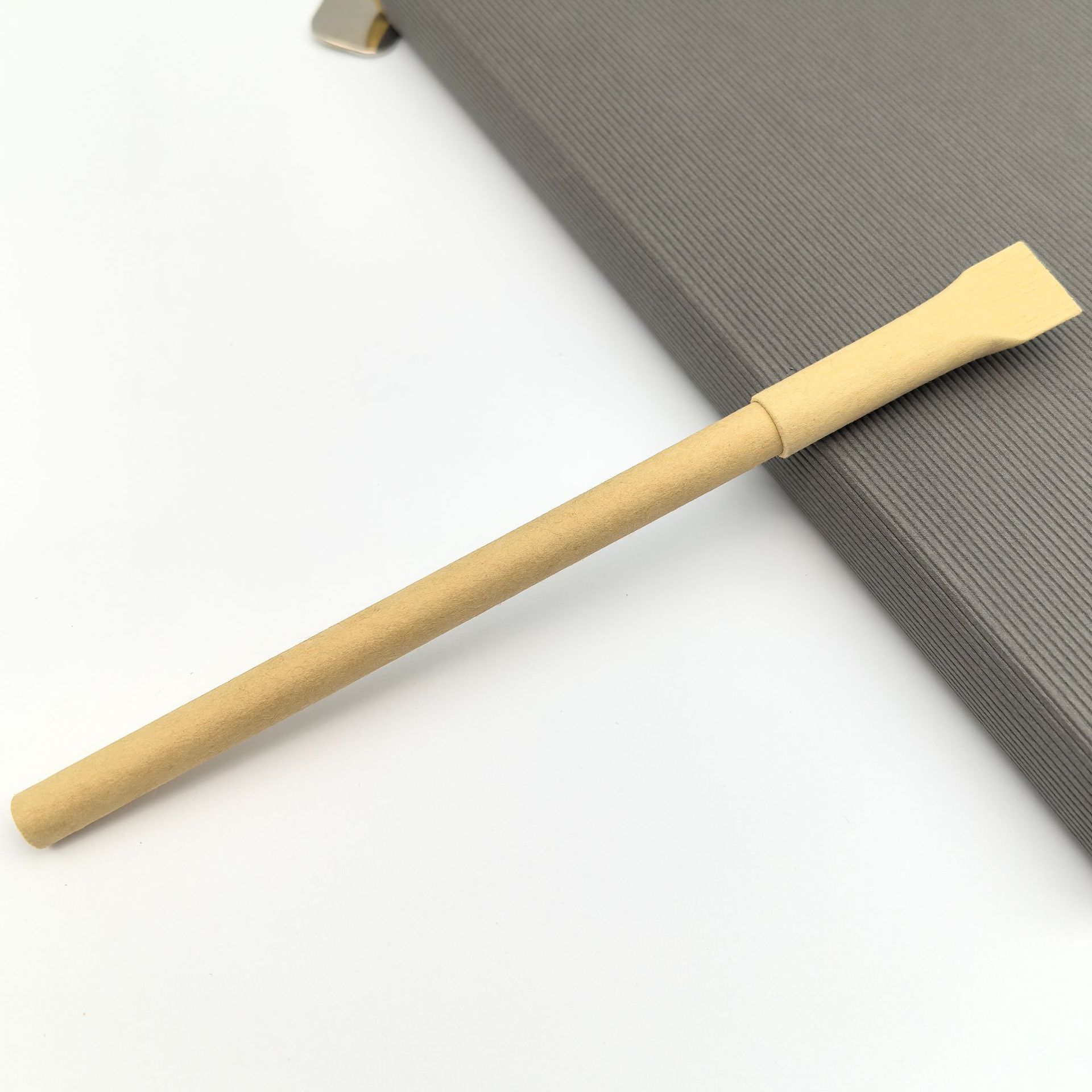 Ventas transfronterizas de lápiz eterno de protección ambiental no puede escribir lápiz de tubo de papel bajo precio negro tecnología lápiz eterno al por mayor