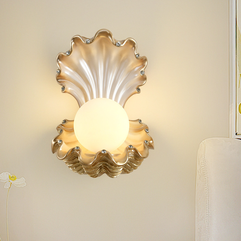 Decoración de pared de TV de alta gama, pared de fondo de habitación de niños franceses, nueva lámpara de cabeza, lámpara de pared, dormitorio de crema, espalda de perlas creativas