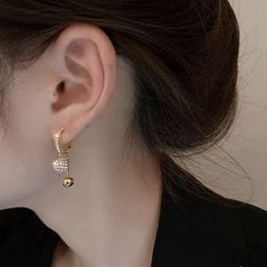 イヤリングの人気ランキングは小さくて精巧で、ジルコンの丸いボールのペンダントの耳のボタンの小さい大衆のデザイン感の高級な冷たい性の風の耳飾りです。