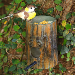 New Creative Resin Simulation Wood Bird Nest Feeder Outdoor Garden Decoration Wall Mounted Bird Feeder 