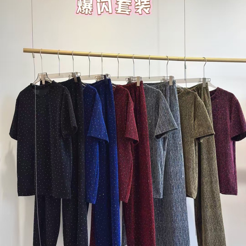 European-Style Black Casual Sports Suit for Women, Summer 2025, Super Popular Slimming Rhinestone Short-Sleeve with Drapey Wide-Leg Pants Two-Piece Set