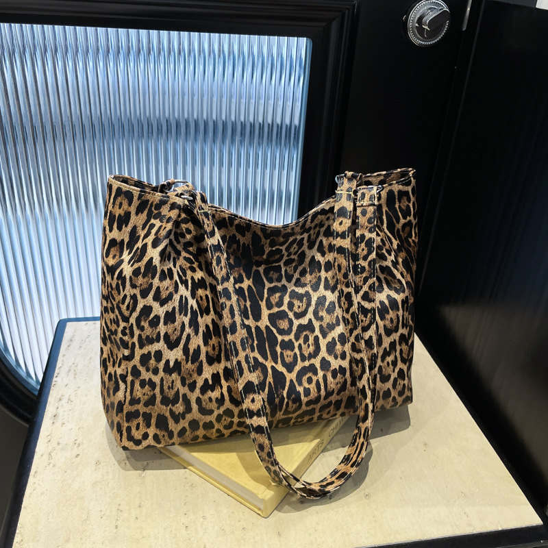 Otoño e invierno bolso de gran capacidad 2024 nuevo estilo de ropa lenta bolso de mujer bolso de mano bolso de hombro estampado de leopardo bolso especial