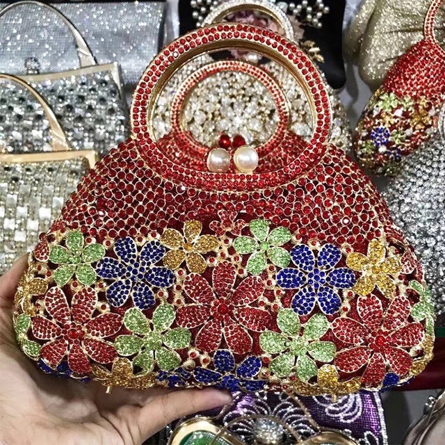 Seleccione estrictamente el nuevo pequeño bolso de diamante de flores bolso de diamante de gran capacidad bolso de banquete portátil bolso de mano para mujeres