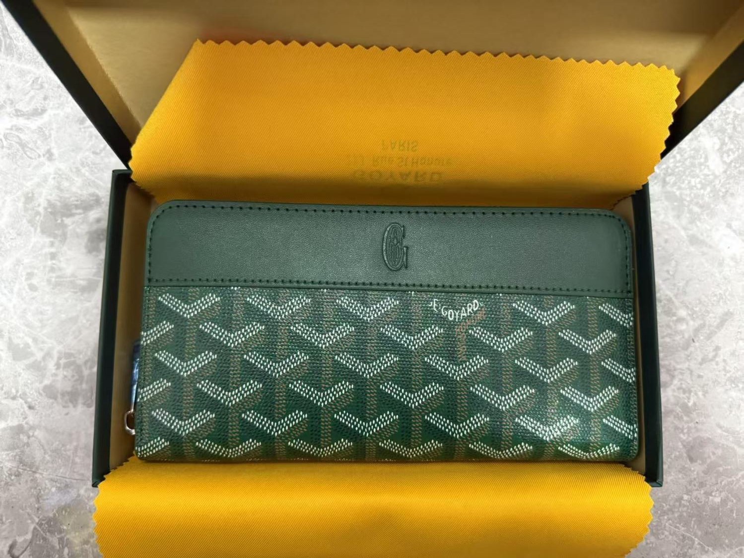 선물 상자가 있는 녹색 카드