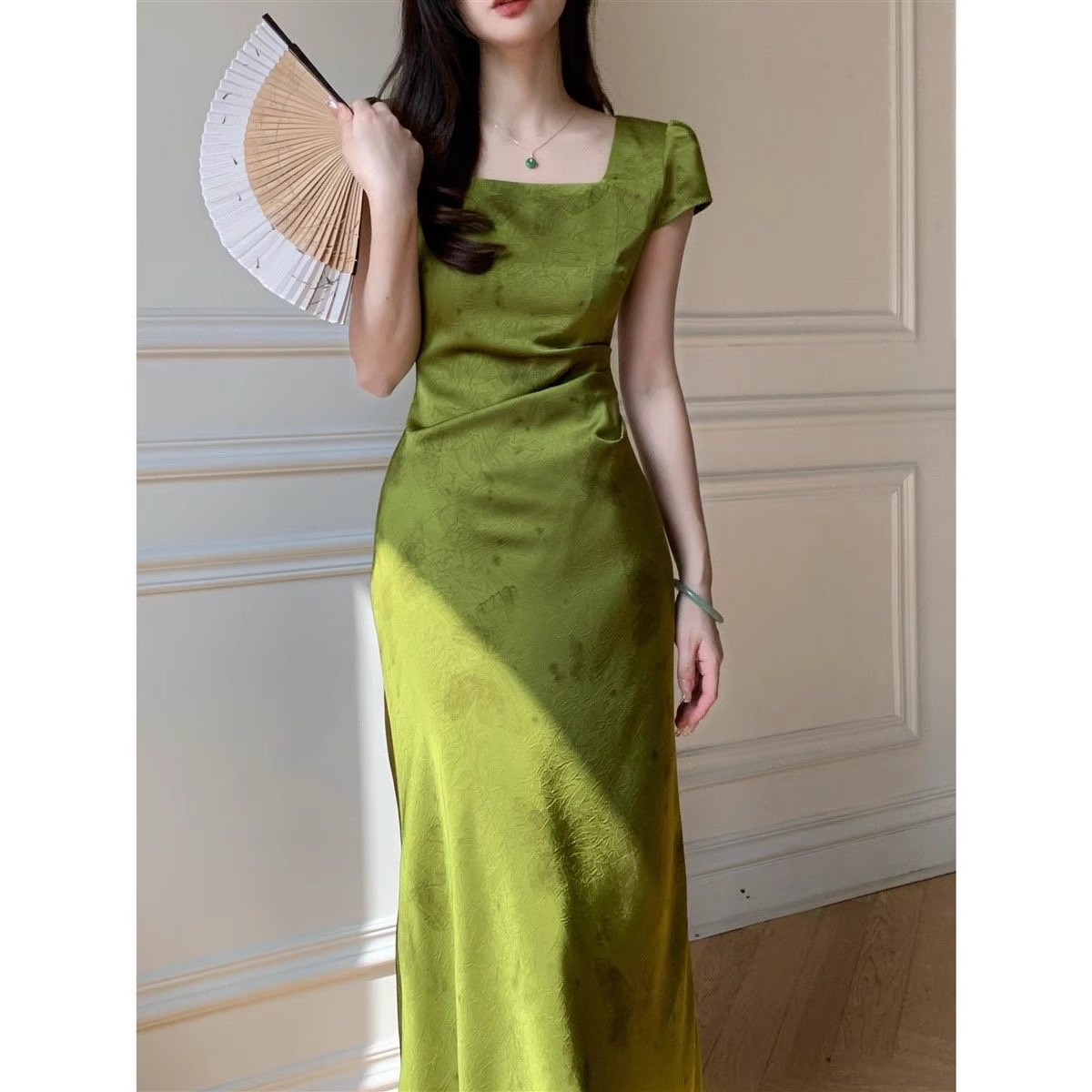 Đầm nữ satin jacquard cổ vuông tay ngắn màu xanh ngọc lục bảo — màu xanh lá cây chi tiết 4