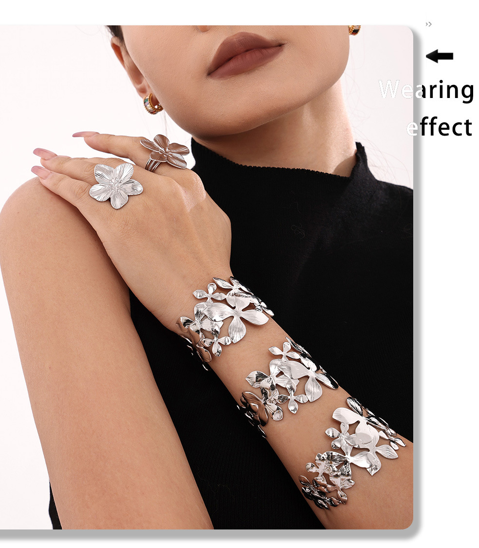 Offenes Armband mit quadratischer Zuckerblumenstruktur aus farbechtem Titanstahl, modisches und extra breites Armband_voghion.com