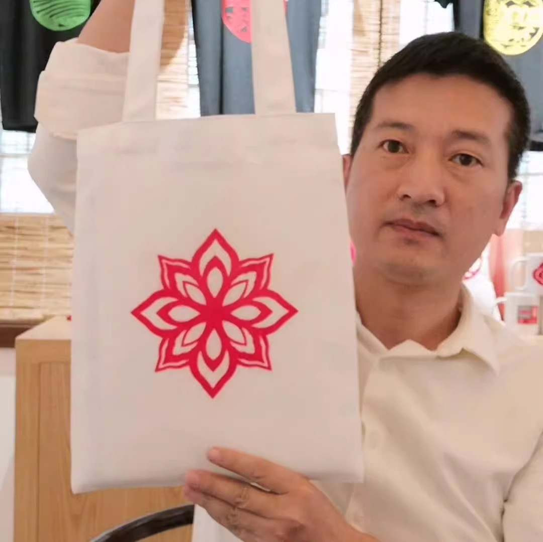 Second-generation paper-cutting transfer paper: foldable and trimmable, glue-free and colorfast, DIY craft material heat transfer paper.
