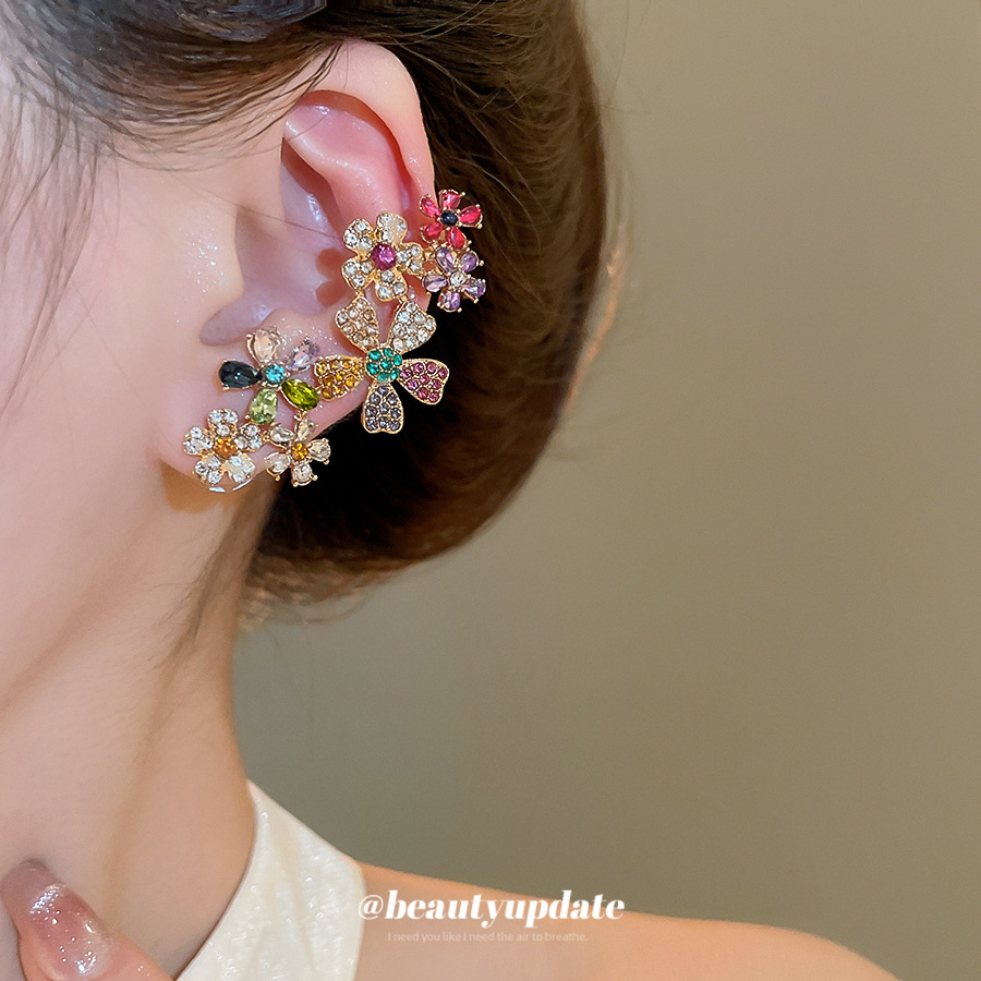 Pendientes de flores de aguja plateada de galvanoplastia de oro real de 18k Pendientes de una pieza Pendientes de moda de lujo ligero de alta gama nicho