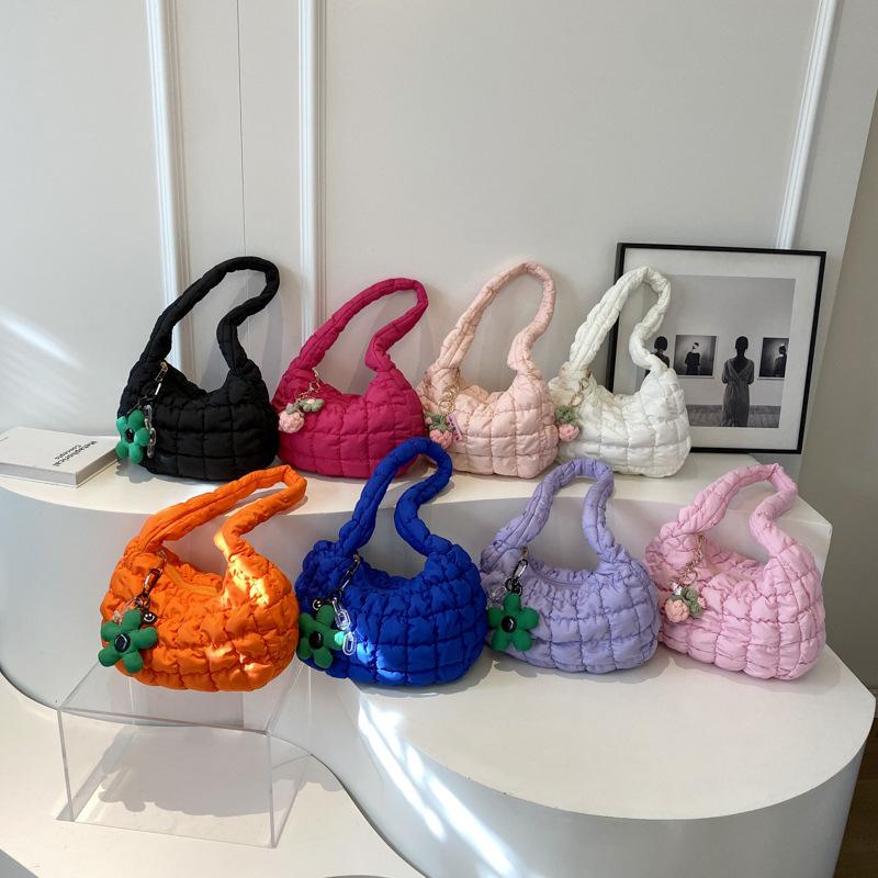 Bolso de hombro para mujer 2026, nuevo bolso casual de burbujas, estilo coreano, de algodón, plisado, tipo nube, a la moda, artículo de gran tendencia