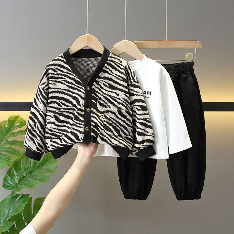 6134 traje de otoño para niños 2025 nuevo estilo bebé estilo occidental cárdigan suéter traje de tres piezas primavera y otoño para niños versión coreana