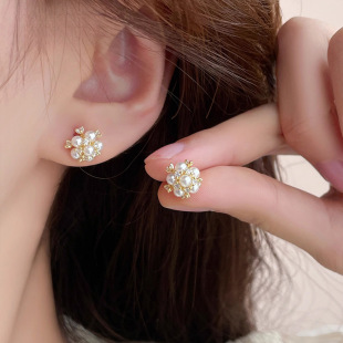 Authentic LNIEERS925 silver needle small exquisite zircon pearl earrings female 2024 new simple fashion hydrangea