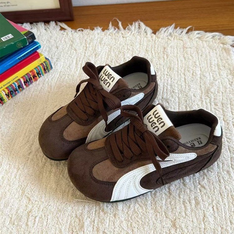 Hong Kong estilo retro negro zapatos de entrenamiento alemán para mujeres 2025 otoño nuevo deportivo de fondo plano universal casual ligero zapatos blancos para mujeres