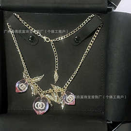 香家2025新款粉色树脂桃子吊坠项链欧美字母经典双C百搭气质项链