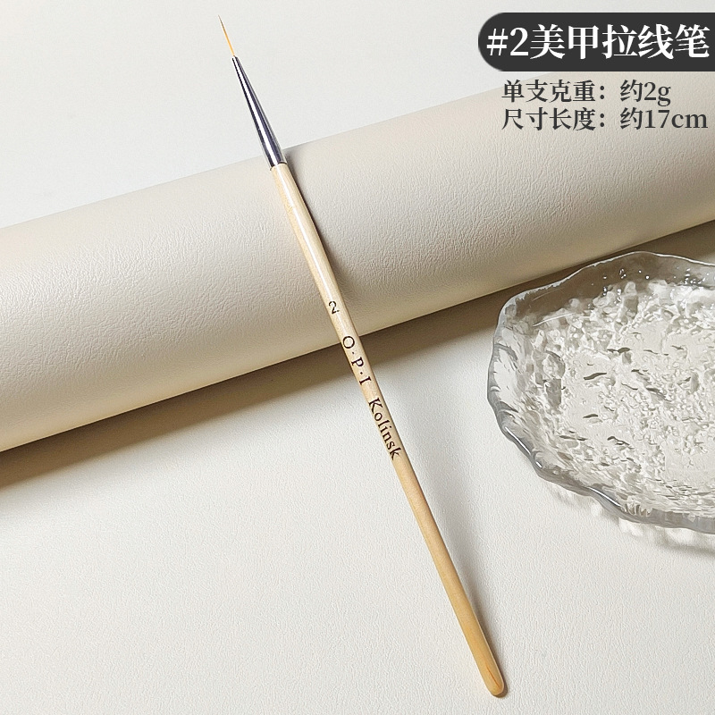 原木の竿の4本の色絵の線は花の筆のネイルブラシのセットのネイルアートの筆の色絵のペンを引きます。|undefined