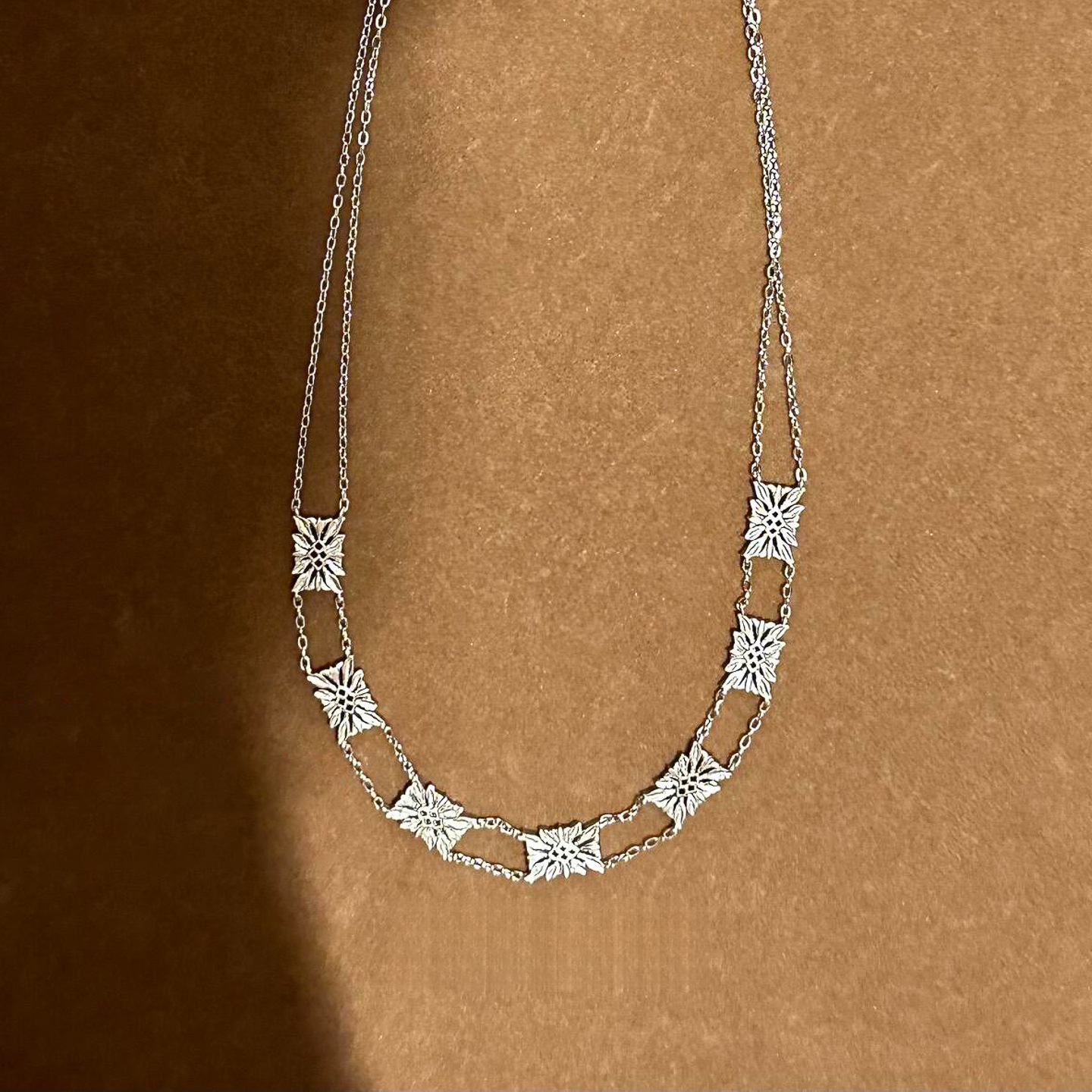 Bracelet rétro européen et américain à double face avec fleurs creuses, léger, luxueux, haut de gamme, design tendance, bijoux en gros_voghion.com