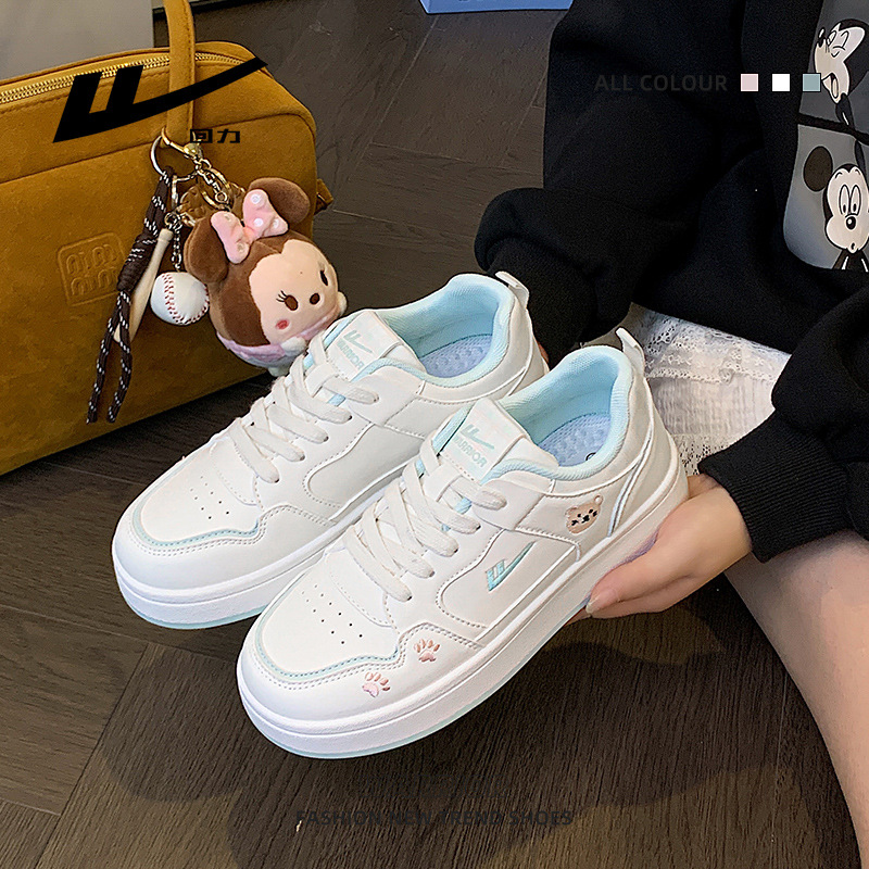 Pequeños zapatos de skate casuales frescos y lindos de alto bajo rendimiento, zapatos blancos con bordado universal, zapatos de viaje diarios simples para estudiantes de secundaria