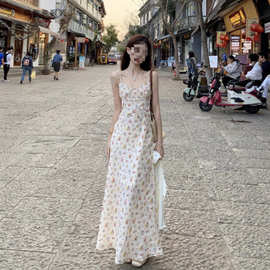 法式白色碎花吊带连衣裙女夏日绝美小裙子收腰显瘦海边度假长裙子