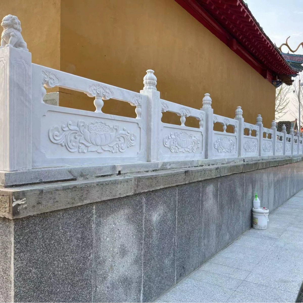 Белые мраморные перила, флагшток, сизо-серые ограждения, перила из речного камня.