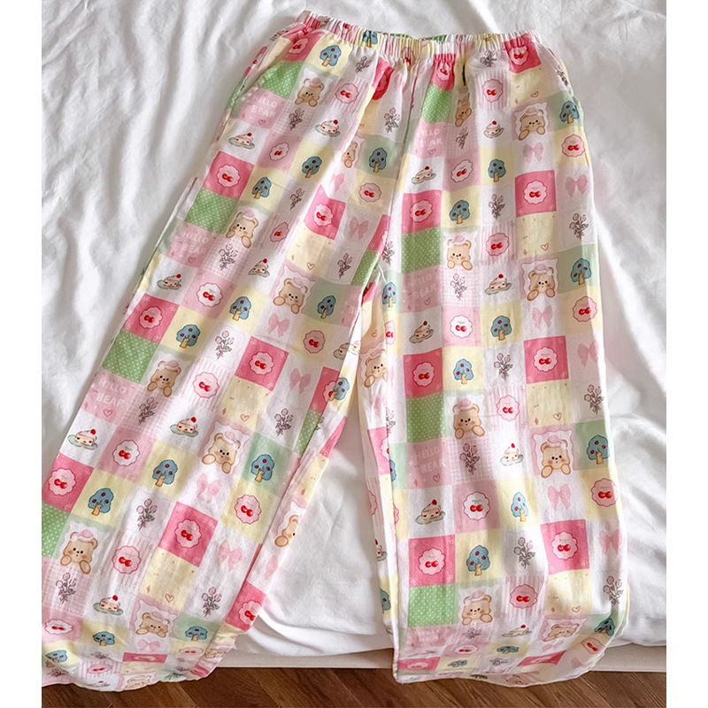日本の少女は、夏のパジャマを散歩しています。|undefined